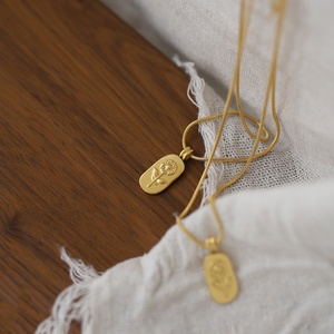 Collier pendentif carré en acier inoxydable plaqué or 18 carats, motif fleur vintage gravée (pissenlit, tournesol), chaîne serpent, forme irrégulière - Product Image 4