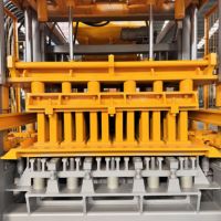 Machine à fabriquer des briques en béton automatique QT12-15 Super Power pour blocs de différentes tailles en Afrique du Sud