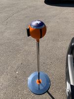 Barrière de contrôle de foule robuste avec poteau à boule argentée et sangle rétractable pour la gestion des files d'attente à l'aéroport et au bancaire