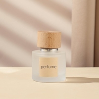 Nouveau style se vend bien vide 50ml 100ML rond rose coloré vaporisateur verre givré bouteille de parfum avec couvercles en bois