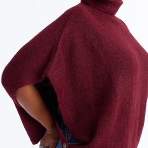 Pull poncho col roulé bordeaux pour femme, cape en tricot à col haut, pull oversize à manches chauve-souris, collection automne-hiver, vente en gros, personnalisable - Product Image 3