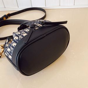 Fashionable Lady's Retro-style Bucket Bag. the <b>Handbag</b> Is Made of PU Material. Suitable for Daily Use. - Product Image 5