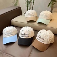 Gorra de béisbol de secado rápido estilo coreano inspirada en Instagram con letras bordadas y patchwork, de gran tamaño para cabezas más grandes, que estiliza el rostro.