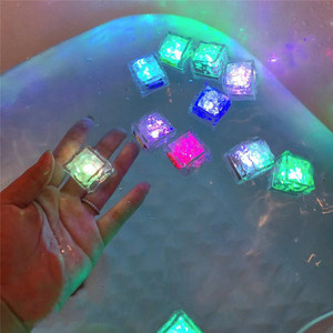 New Arrival Led Ngoài Trời <span class=keywords><strong>Ice</strong></span> Cube Bar Đảng nhấp nháy ánh sáng lên nhựa <span class=keywords><strong>ICE</strong></span> CUBE cho đồ uống cho ramadan tốt nghiệp Ngày Valentine - Product Image 4