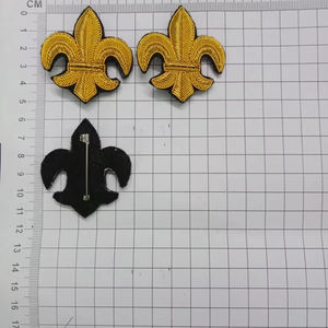 Parches Termoadhesivos Bordados con Flor-de-Lis en Dorado Metálico y Negro - Product Image 1