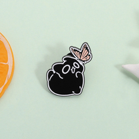 Broches en émail de chats noirs chassant des papillons, chat amusant et joyeux, broche pour vêtements, badge de revers, bijoux, cadeau en gros