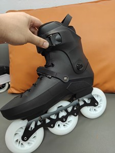<span class=keywords><strong>Patines</strong></span> en Línea Profesionales de <span class=keywords><strong>Tres</strong></span> <span class=keywords><strong>Ruedas</strong></span> Grandes para Carreras, <span class=keywords><strong>Patines</strong></span> de Doble Uso para Freestyle, Equipados con Carcasa de PP y <span class=keywords><strong>Ruedas</strong></span> con Luces - Product Image 3