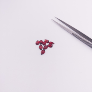 Gema suelta de granate natural de Mozambique en forma de pera de 4×6 mm para anillos, colgantes, pendientes y fabricación de joyería de alta calidad - Product Image 1