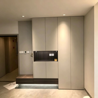 Étagères et armoire intégrées sur mesure en bois beige pour l'entrée, gain de place, rangement intégré pour le couloir, armoire de rangement pour la maison