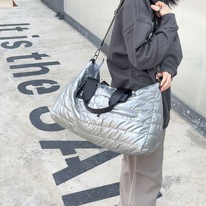 Sacs de voyage matelassés en nylon personnalisés de grande taille, sacs fourre-tout matelassés pour femmes, sacs de voyage matelassés avec bandoulière réglable - Product Image 2