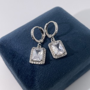 Pendientes de Latón Chapados en Oro con Circonita Cúbica con Corte de Abuela de Tianyu Gems, un Diseño Geométrico de Lujo y Tendencia para Mujer - Product Image 3