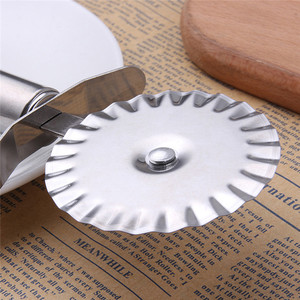 Ascia da taglio per <span class=keywords><strong>Pizza</strong></span> fatta a mano taglierina per artigianato da cucina Peel 3 pezzi Set coltello da <span class=keywords><strong>disegno</strong></span> con rullo in plastica a doppia lama a dondolo - Product Image 5