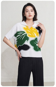 PY 2026 Haut plissé décontracté Miyake à col polo, imprimé floral large, coupe ample, manches courtes, vente en gros de vêtements en vrac - Product Image 2