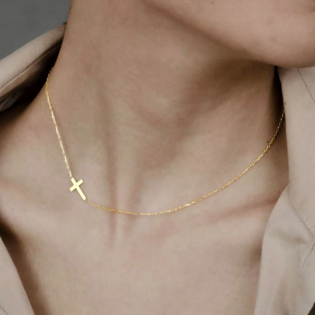Dina 2024 minuscule chaîne latérale croix collier bijoux femmes 18K plaqué or minimaliste en acier inoxydable croix pendentif collier