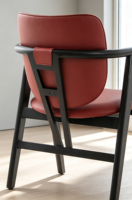 Chaise de salle à manger simple en bois de frêne avec dossier en cuir, idéale pour les restaurants, hôtels, salles de réunion et cafés