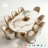 Ensemble de table à manger moderne en marbre avec chaises capitonnées à cannelures et base en anneau doré, personnalisation complète pour projets de villas et d'hôtels