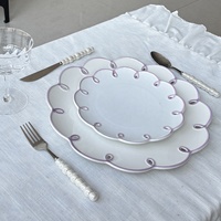 Service de vaisselle en céramique de forme festonnée européenne avec bordure violette, assiettes de présentation pour la décoration de table de mariage