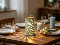 Lanterne en métal bleu sarcelle à découpes en forme de feuille, lanterne décorative portable en fer avec bordure dorée, option d'éclairage LED personnalisable