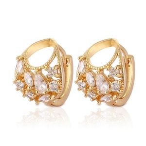 Boucles d'oreilles créoles tendance pour femmes en alliage plaqué or avec zircons, vente en gros à bas prix de Chine - Product Image 2