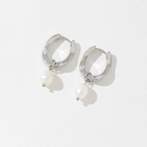 ต่างหูห่วงสแตนเลสรูปทรงเรขาคณิตสีเงินกันน้ำสไตล์ผู้หญิงที่สง่างามต่างหูห่วงมุก - Product Image 1