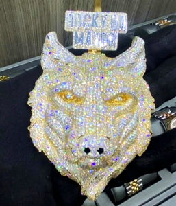 Colgante de Lobo 3D con Incrustaciones de Diamantes, Colgante de Lujo Totalmente Personalizado con Moissanita VVS1, Plata de Ley 925 con Baño de Rodio - Product Image 1