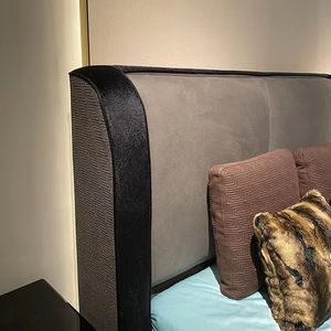 Lit de princesse de luxe VERSACEN avec cadre en bois massif et revêtement en cuir italien, broderie artistique, mobilier de chambre à coucher pour appartement - Product Image 4