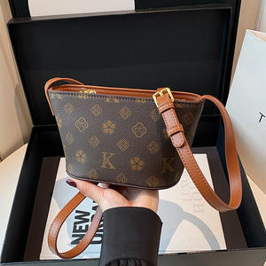 Nuevo bolso de hombro con estampado de moda 2025 nueva tendencia estampado de textura pequeño bolso cuadrado bolso de hombro informal de lujo bandolera - Product Image 1