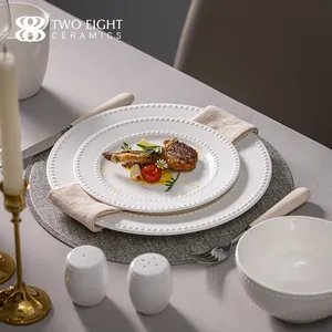 Luxe os chine gaufrage blanc en vrac en céramique avec perle dîner chargeur assiette plats pour fête hôtel mariage bol tasse dîner ensemble