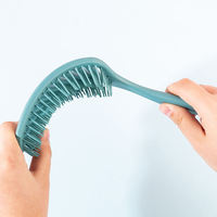 Brosse à cheveux évidée pratique pour démêler et masser, idéale pour coiffure sur cheveux secs ou mouillés