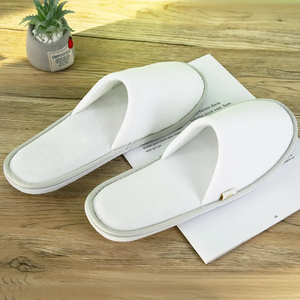 Vente en gros de pantoufles chinoises en <span class=keywords><strong>velours</strong></span>, pantoufles d'hiver à bout fermé, sandales mules pour chambre à coucher de créateur - Product Image 1