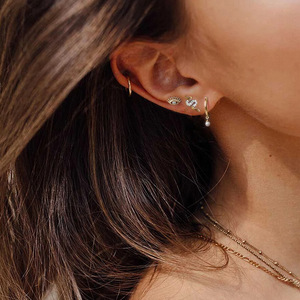 Boucles d'oreilles pendantes en argent pur et perles, avec un design sophistiqué et élégant, effet amincissant pour les oreilles - Product Image 5