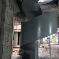 Escalier extérieur moderne en spirale, structure hélicoïdale, garde-corps en verre trempé, main courante en acier, marches ouvertes, design écologique