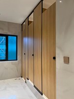 Système de cloisons de toilettes HPL pleine hauteur du sol au plafond pour une intimité maximale