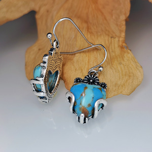 Pendientes Colgantes Vintage con Forma de Corazón Floral y Acento de Piedra Verde, Joyería Romántica para Mujer - Product Image 4