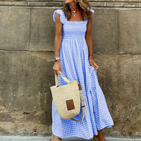 Robe d'été à col carré sans manches, corsage froncé, robe maxi à volants, imprimé à carreaux, robe décontractée à volants, robe smockée pour femmes