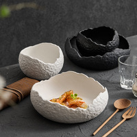 Unieke witte en zwarte keramische soepkommen, dessertkommen, stenen design, onregelmatig, creatief, fruit- en saladeschotels