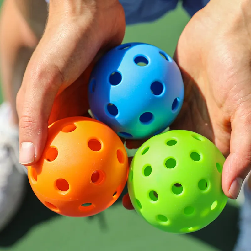 स्थिर और टिकाऊ टीपीई 40-होल आउटडोर पिकलबॉल बॉल यूएसएपीए विशिष्टताओं के अनुरूप निर्मित