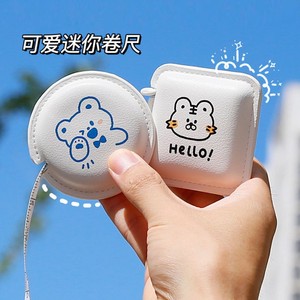 Cinta métrica suave y pequeña de 3m con bloqueo automático, enrollable, para ropa, con diseño de logotipo. - Product Image 1