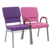 En gros empilant des chaises d'église à emboîtement