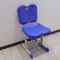 Les bureaux et les chaises de l'école peuvent être ajustés en hauteur et la surface en contreplaqué est ferme et durable