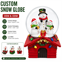 Globe à neige musical personnalisé OEM en résine avec famille de bonhommes de neige, base maison rouge et lumières festives – Cadeau de décoration de Noël pour la maison