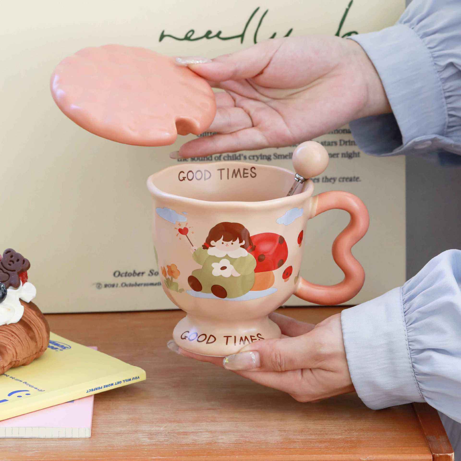 Cuchara con tapa de taza de niña de setas