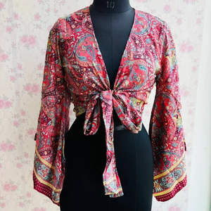 Top de seda para mujer con lazo frontal, hecho a mano, estilo bohemio hippie, top de verano con mangas acampanadas - Product Image 1