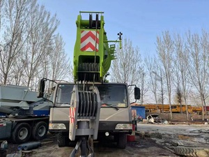 Camions-grues Zoomlion 220 tonnes à faible nombre d'heures de fonctionnement ZTC2200H – Équipement de levage hydraulique industriel - Product Image 5