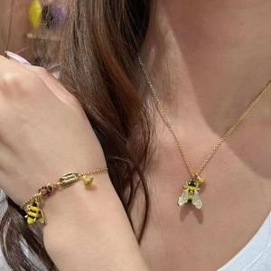 Nouvel ensemble collier et bracelet Abeille Reine de la Planète, Chaîne de clavicule polyvalente et élégante pour femme avec petite abeille haut de gamme - Product Image 1