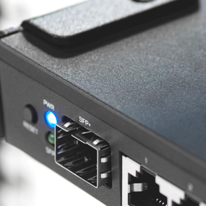 Router Inalámbrico MikroTik RB4011iGS+RM de Doble Banda Gigabit con Función de Módem, WEP, QoS, 8 Puertos LAN y 2 Antenas Externas - Product Image 2