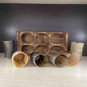 Vidrio de cuerno vikingo ecológico hecho a mano con materiales naturales perfecto para una experiencia de bebida auténtica - Product Image 1