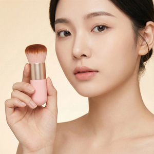 Petit pinceau de fond de teint plat et rond à manche court, portable, en fibres synthétiques, outil de maquillage pour le visage - Product Image 1