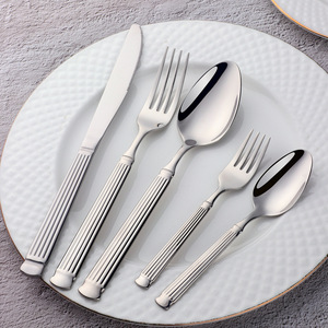 Romeinse kolom roestvrijstalen mes vork lepel <span class=keywords><strong>set</strong></span> rechtnerf bestek vijfdelig luxe steakmes vork <span class=keywords><strong>set</strong></span> voor thuisgebruik - Product Image 3