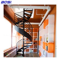 Escalier en colimaçon moderne en acier inoxydable 304 avec panneaux courbes et balustrade en verre pour salon